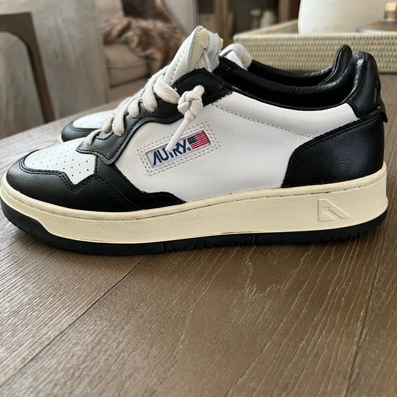 Autry Medalist Low Bicolor Sneakers White and Black. Size 40 - Picture 6 of 8